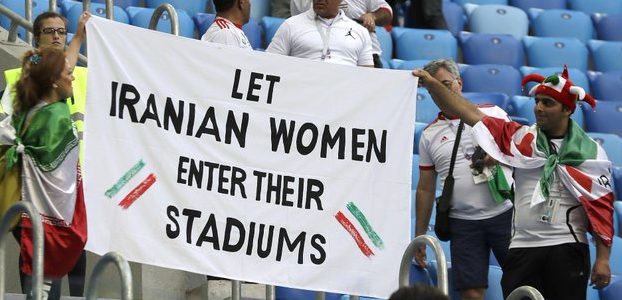 UEFA pide no jugar contra equipos que veten a mujeres de los estadios